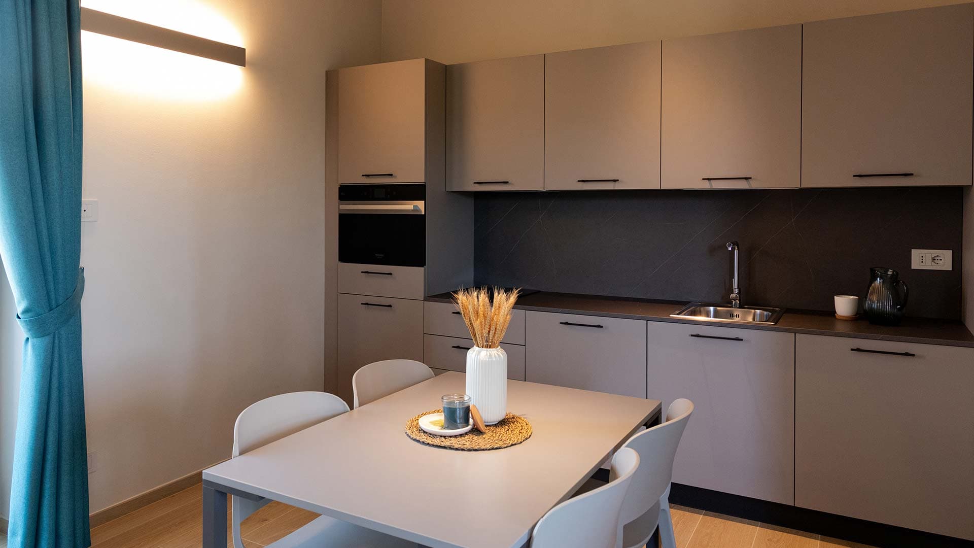 Appartamento su due livelli, con camera, zona giorno e cucina attrezzata