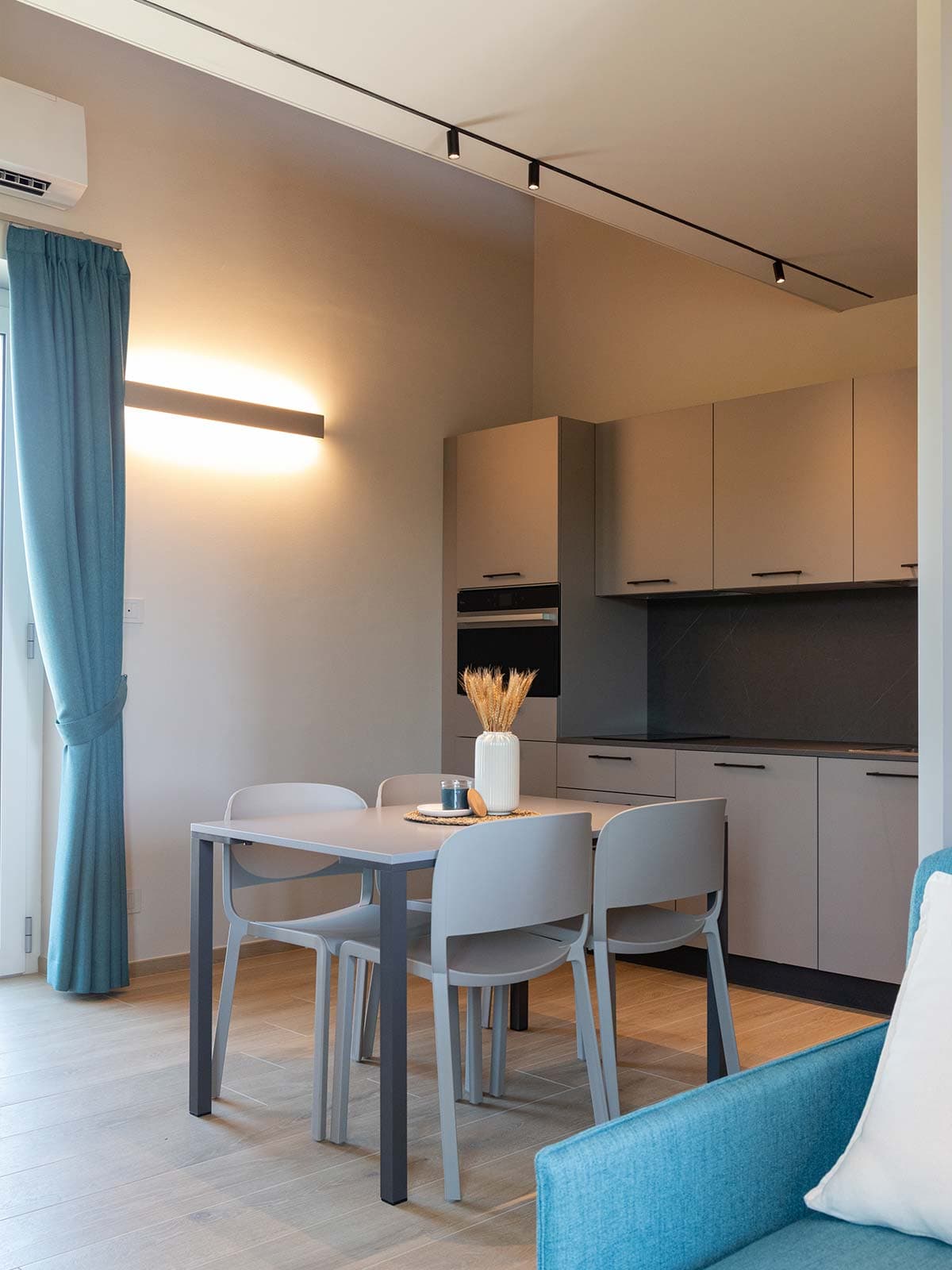 Appartamento su due livelli, con camera, zona giorno e cucina attrezzata