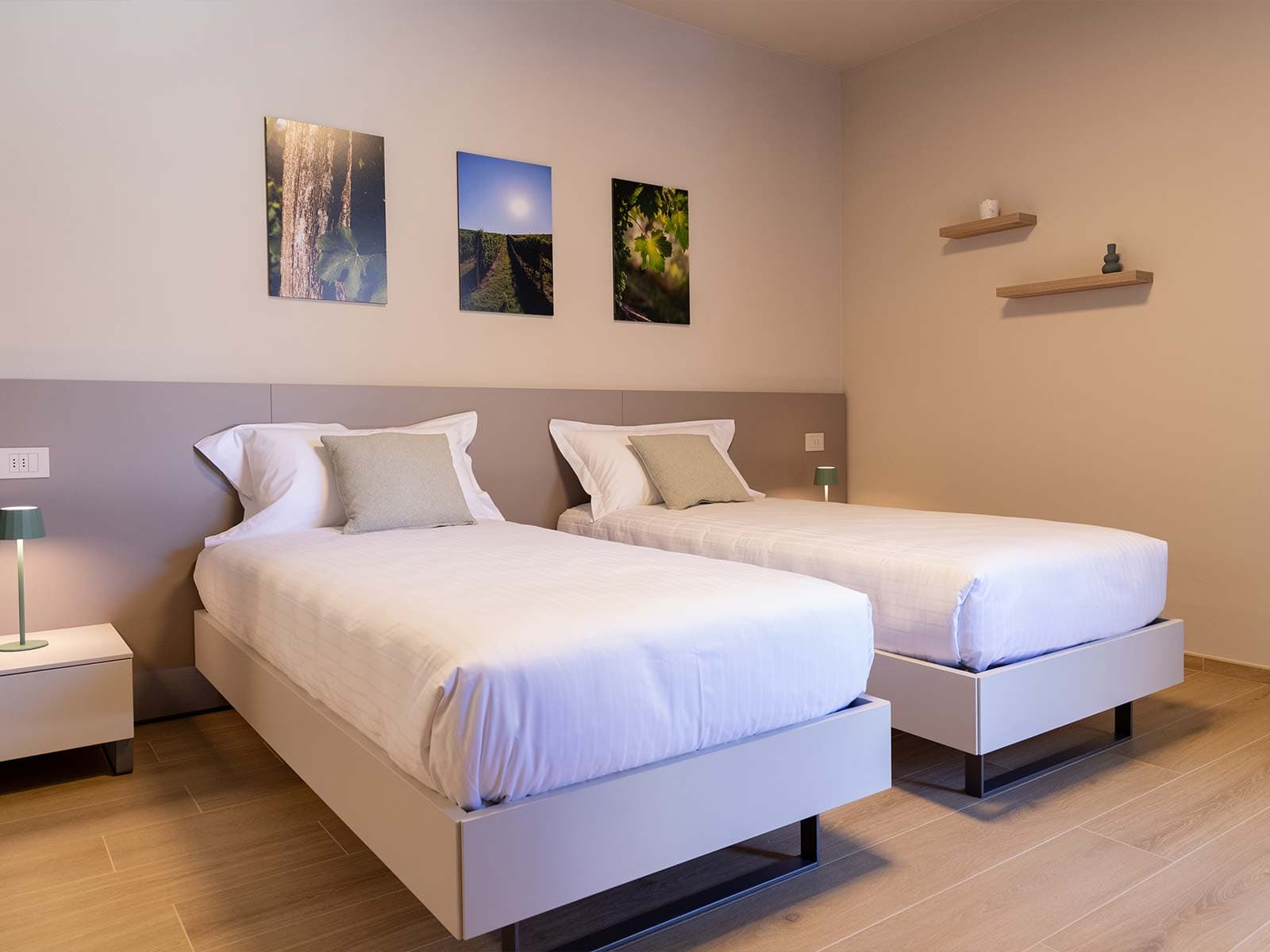 Camera Standard, letti e parete con quadri